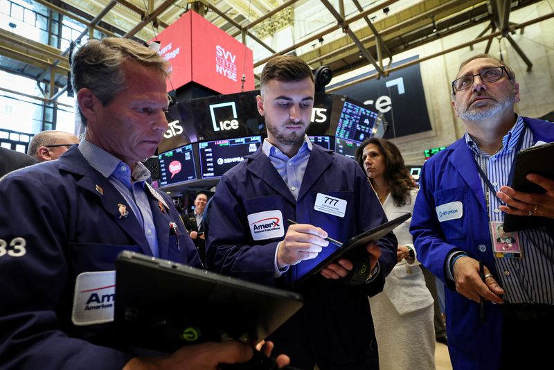 &copy; Reuters. متداولون يعملون في بورصة نيويورك الأمريكية يوم 29 يونيو حزيران 2023. تصوير: برندان مكدرميد – رويترز.