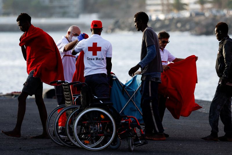 © Reuters. Migrants walk towards a Red Cross tent after disembarking from a Spanish coast guard vessel in the port of Arguineguin, in the island of Gran Canaria, Spain, July 10, 2023. REUTERS/Borja Suarez