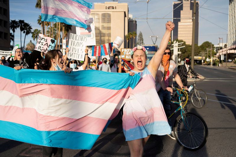 &copy; Reuters. FILE PHOTO: Protesters rally for the International Transgender Day of Visibility in Tucson, Arizona, U.S., March 31, 2023. REUTERS/Rebecca Noble/File Photo
