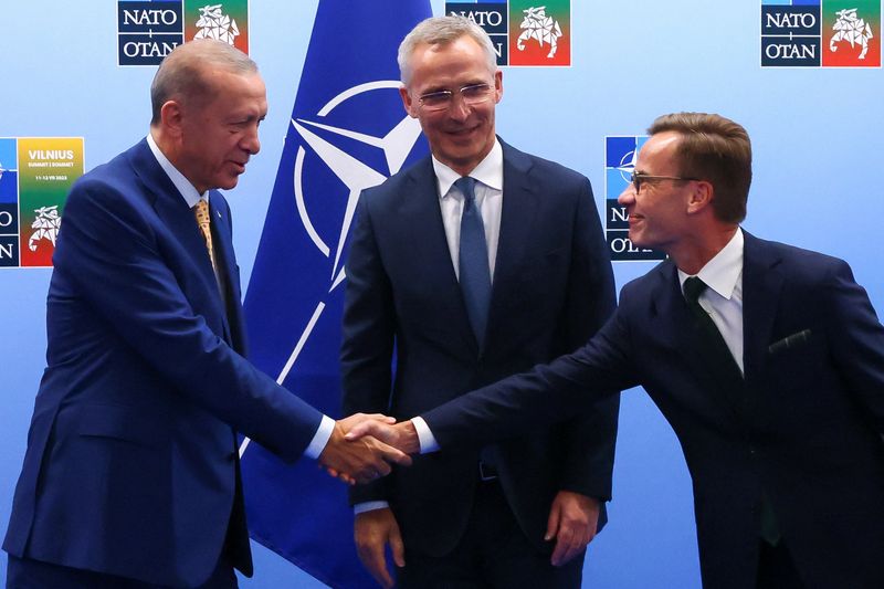 &copy; Reuters. Presidente turco, Tayyip Erdogan, e o primeiro-ministro sueco, Ulf Kristersson, se cumprimentam em frente ao secretário-geral da Otan, Jens Stoltenberg, em Vilnius, Lituânia
10/7/2023 REUTERS/Yves Herman/Pool