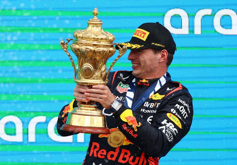 &copy; Reuters. Max Verstappen com troféu após vencer GP da Inglaterra de F1
09/07/2023
REUTERS/Molly Darlington