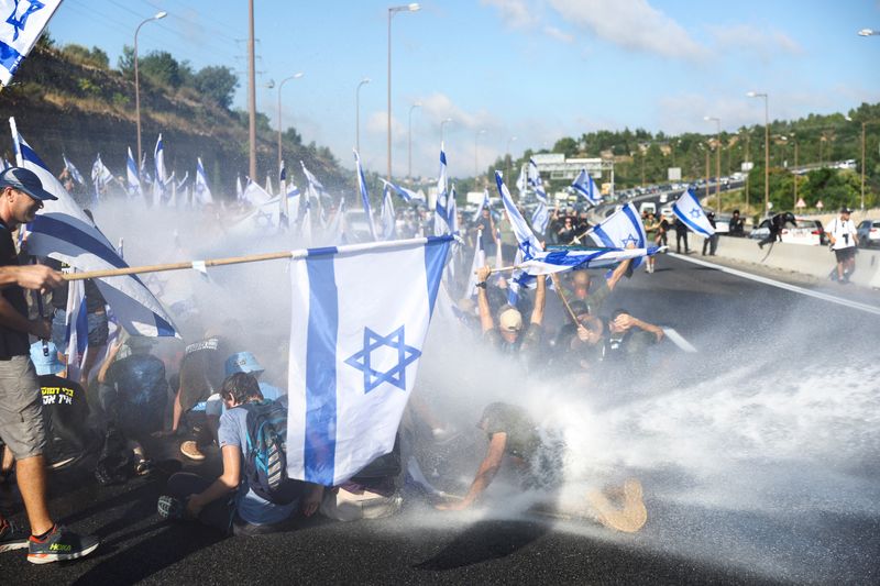 © Reuters. People block a highway to Jerusalem on 'Day of Paralysis' in protest against Israeli Prime Minister Benjamin Netanyahu and his nationalist coalition government's judicial overhaul, July 11, 2023. REUTERS/Ronen Zvulun