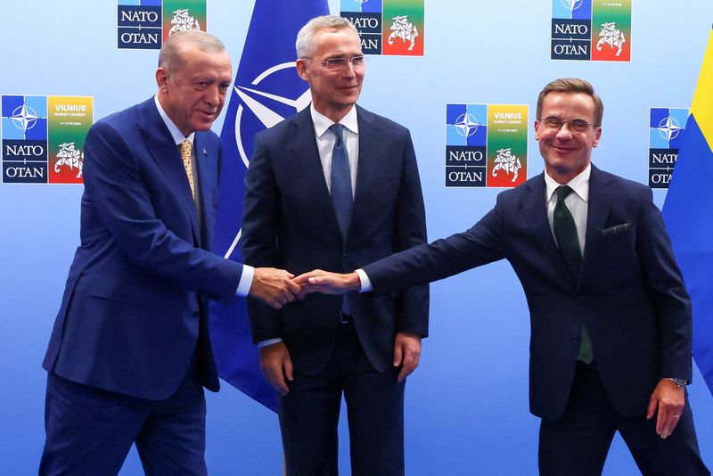 &copy; Reuters. Il presidente turco Tayyip Erdogan e il primo ministro svedese Ulf Kristersson stringono la mano al segretario generale della NATO Jens Stoltenberg prima del vertice Nato a Vilnius, Lituania, 10 luglio 2023.  REUTERS/Yves Herman/Pool 