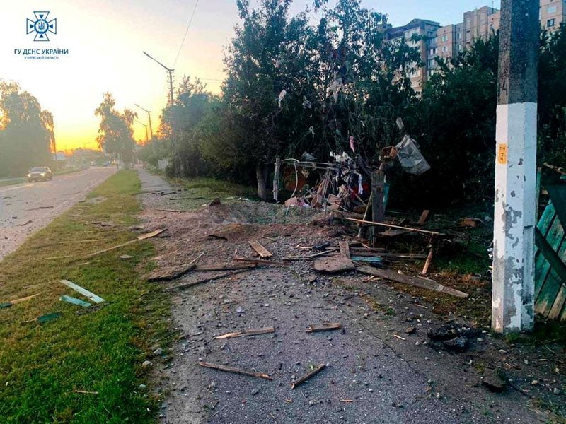 &copy; Reuters. Un cratère laissé par les débris d'un drone, que les autorités locales considèrent comme un drone iranien Shahed-131/136, dans la région de Kyiv, en Ukraine. /Photo prise le 11 juillet 2023/REUTERS/Service de presse des services d'urgence d'Ukraine 