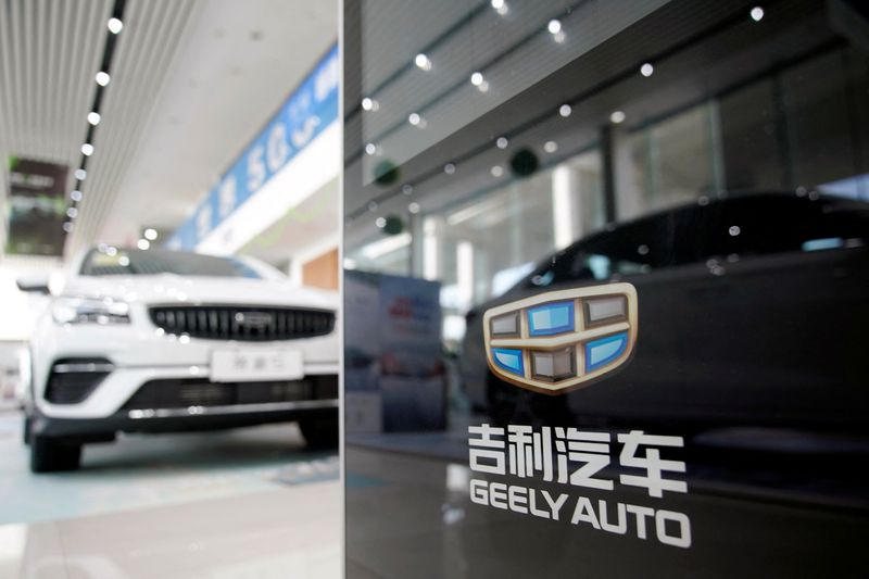 © Reuters. Le logo de Geely est visible chez un concessionnaire automobile à Shanghaï, en Chine. /Photo d'archives/REUTERS/Aly Song
