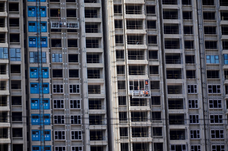 &copy; Reuters. FOTO DE ARCHIVO: Trabajadores en un edificio de viviendas en construcción en Shanghái, China, el 10 de octubre de 2022. REUTERS/Aly Song