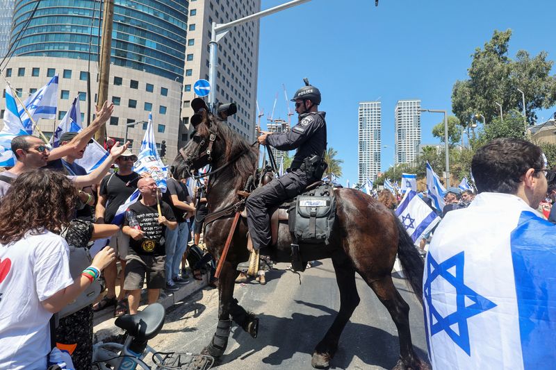 &copy; Reuters. Des manifestants font un geste en direction d'un policier israélien lors de la "Journée de perturbation" contre la réforme judiciaire du Premier ministre israélien Benjamin Netanyahu et de son gouvernement de coalition nationaliste, à Tel Aviv, Isra