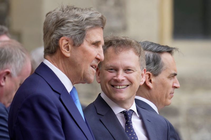 © Reuters. Grant Shapps, UK Secretary of State for Energy Security and Net Zero chats with John Kerry, the U.S. Special Presidential Envoy for Climate, during a ceremony with the presence of U.S. President Joe Biden and Britain's King Charles, at Windsor Castle in Windsor, England, Monday, July 10, 2023.  Kin Cheung/Pool via REUTERS/File Photo