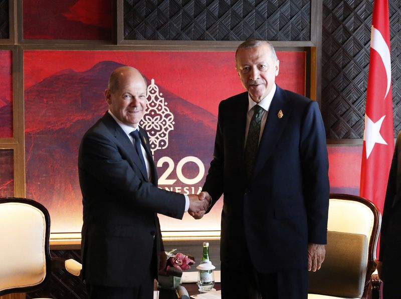 &copy; Reuters. المستشار الألماني أولاف شولتس يصافح الرئيس التركي رجب طيب أردوغان خلال اجتماع على هامش قمة العشرين ببالي يوم 16 نوفمبر تشرين الثاني 2022. صورة 