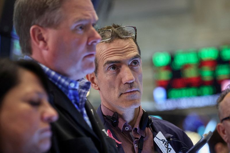 &copy; Reuters. FILE PHOTO: Traders work on the floor of the New York Stock Exchange (NYSE) in New York City, U.S., June 29, 2023.  REUTERS/Brendan McDermid/File Photo