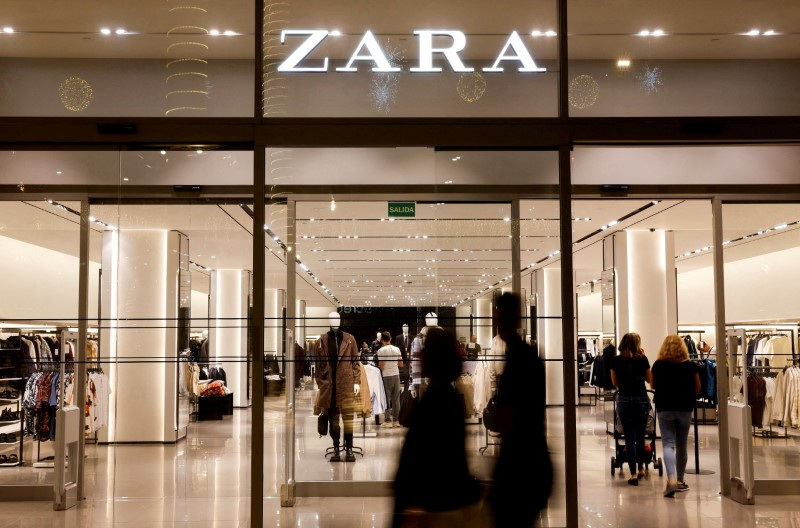 &copy; Reuters. FOTO DE ARCHIVO. Personas pasan por delante de una tienda de ropa Zara, del grupo español Inditex, en Las Palmas de Gran Canaria, España. 13 de diciembre de 2022. REUTERS/Borja Suárez