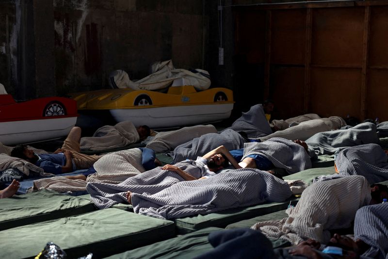 &copy; Reuters. FILE PHOTO: Migrants rest in a shelter, following a rescue operation, after their boat capsized on the open sea, in Kalamata, Greece, June 14, 2023. REUTERS/Stelios Misinas/File Photo