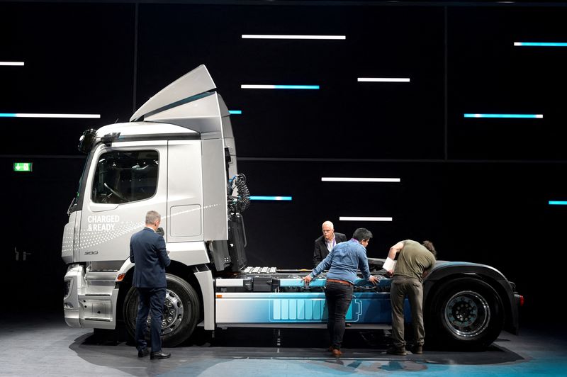 &copy; Reuters. FILE PHOTO: Members of the media stand beside an electric driven Actros truck at the booth of German truckmaker Daimler Truck at the IAA Transportation fair, in Hanover, Germany, September 19, 2022. REUTERS/Fabian Bimmer/File Photo