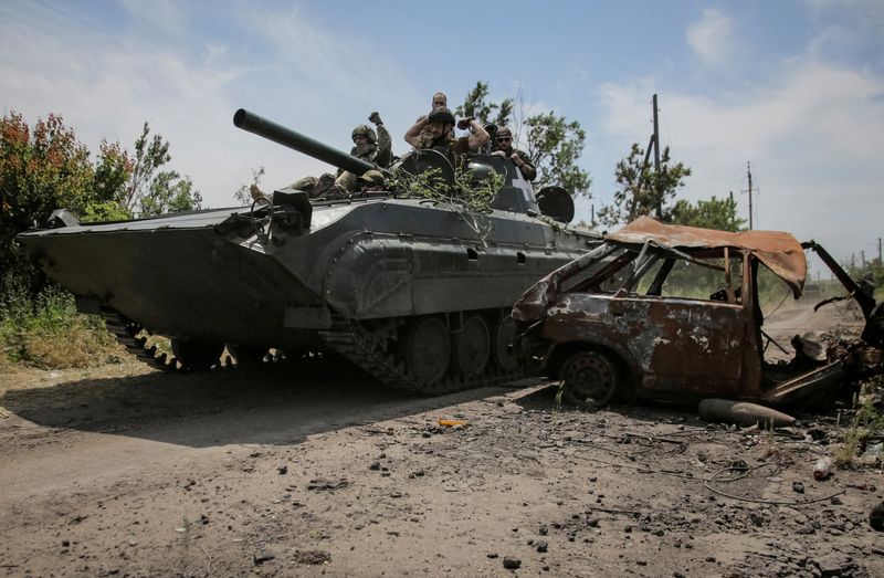 © Reuters. FILE PHOTO: Ukrainian service members ride a BMP-1 infantry fighting vehicle, amid Russia's attack on Ukraine, near the front line in the newly liberated village Neskuchne in Donetsk region, Ukraine June 13, 2023. REUTERS/Oleksandr Ratushniak /File Photo
