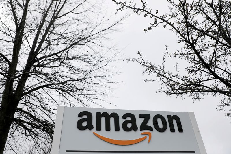 &copy; Reuters. FOTO DE ARCHIVO: El logotipo de Amazon en una de sus sedes en Bethpage, Long Island, Nueva York, Estados Unidos. 17 de marzo de 2020. REUTERS/Andrew Kelly