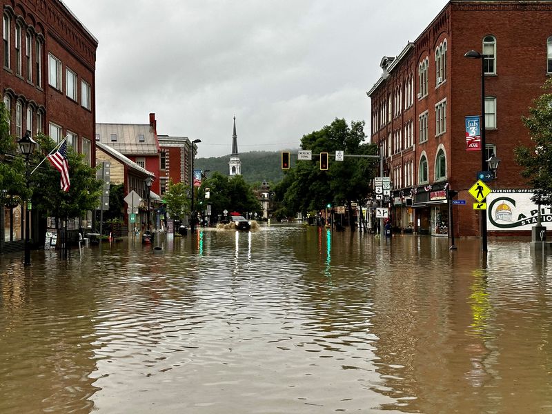 © Reuters. A vehicle makes its way through a flooded street, in Montpelier, Vermont, U.S., July 11, 2023, in this picture obtained from social media. Neal P. Goswami/via REUTERS