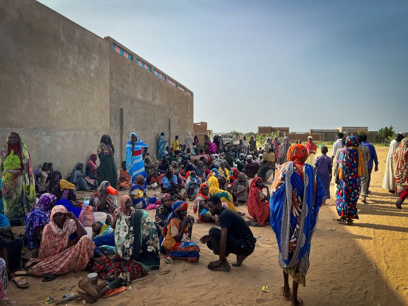 &copy; Reuters. لاجئون سودانيون يتجمعون لتلقي المساعدة من فرق تابعة لمنظمة أطباء بلا حدود المصابين جراء الصراع في غرب دارفور في مستشفى بتشاد يوم 16 يونيو حز