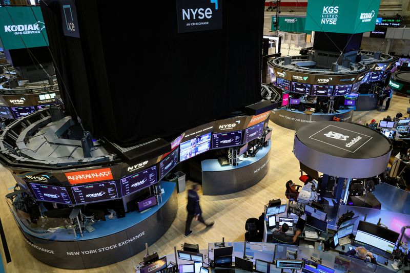© Reuters. FILE PHOTO: Traders work on the floor of the New York Stock Exchange (NYSE) in New York City, U.S., July 7, 2023.  REUTERS/Brendan McDermid