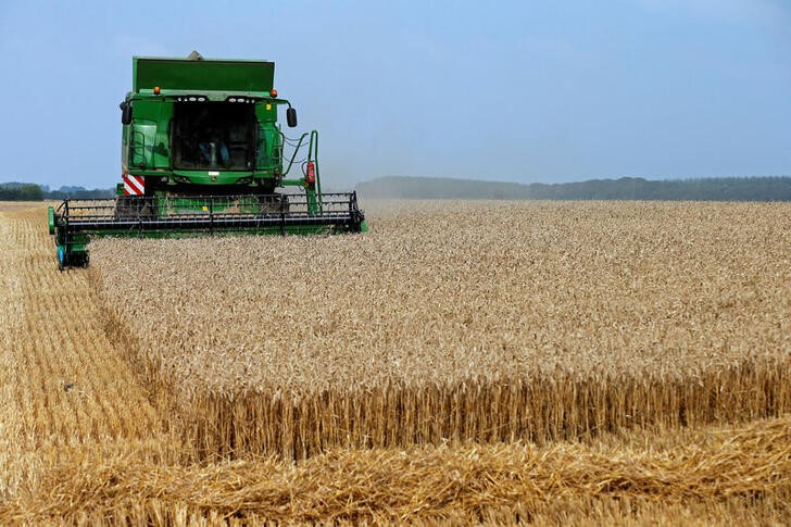 &copy; Reuters. Imagen de archivo de un agricultor cosechando trigo en un campo de Beaucamps-le-Vieux, Francia. 31 julio 2014. REUTERS/Benoit Tessier