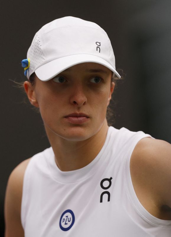 &copy; Reuters. لاعبة التنس البولندية إيجا شيانتيك خلال مباراة لها أمام الأوكرانية إيلينا سفيتولينا في بطولة ويمبلدون للتنس يوم الثلاثاء. تصوير: أندرو كان