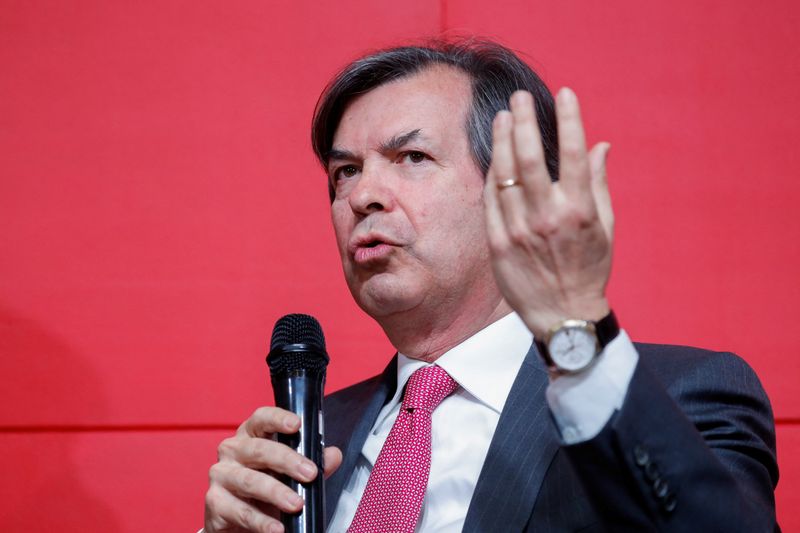 &copy; Reuters. FILE PHOTO-Carlo Messina, Chief Executive Officer of Intesa Sanpaolo bank, gestures during a meeting in Rome, Italy April 18, 2023. REUTERS/Remo Casilli/file photo