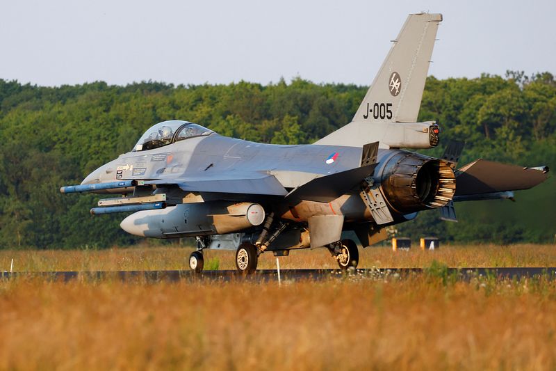 &copy; Reuters. مقاتلة إف-16 هولندية في قاعدة فولكيل إير بهولندا في التاسع من يونيو حزيران 2023. تصوير: بيروشكا فان دي فاو - رويترز.