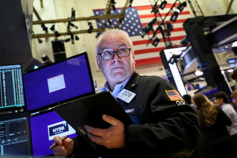 &copy; Reuters. Traders work on the floor of the New York Stock Exchange (NYSE) in New York City, U.S., July 11, 2023.  REUTERS/Brendan McDermid