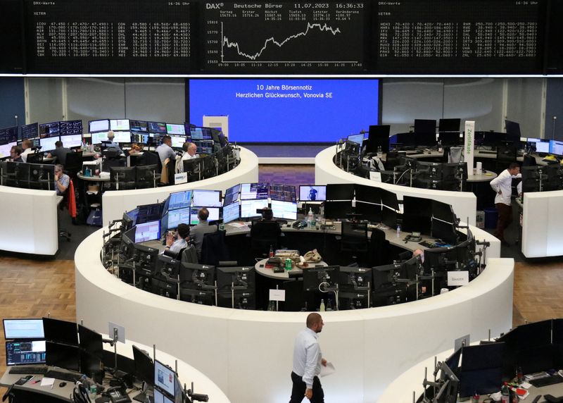 &copy; Reuters. شاشات تعرض بيانات مؤشر داكس الألماني في بورصة فرانكفورت يوم الثلاثاء. تصوير: رويترز.
