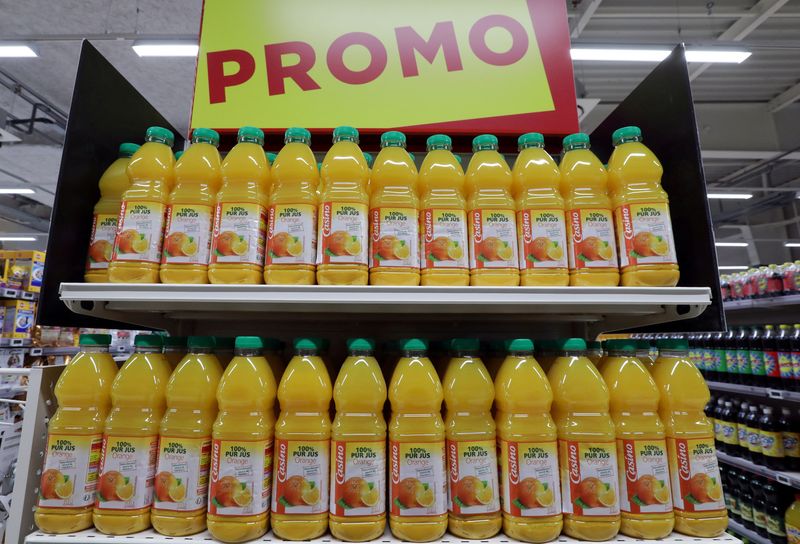 &copy; Reuters. Garrafas de suco de laranja em supermercado. REUTERS/Eric Gaillard/File Photo