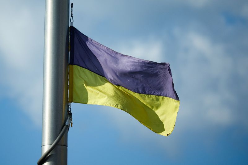 &copy; Reuters. Photo d'un drapeau ukrainien de la ligne de front en Ukraine est remis par les militants à Vilnius. /Photo prise le 11 juillet 2023 à Vilnius, Pologne/REUTERS/Kacper Pempel