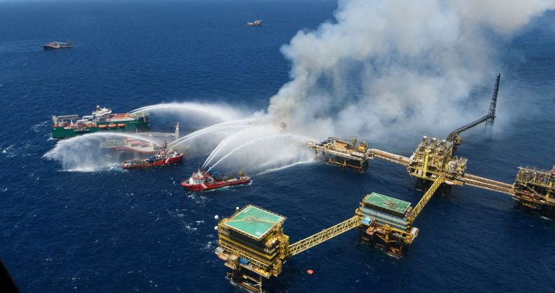 © Reuters. FILE PHOTO: Boats spray water onto an offshore oil platform that caught fire at the Pemex's Cantarell Field, in the Bay of Campeche, Gulf of Mexico, Mexico July 7, 2023. Courtesy Petroleos Mexicanos (PEMEX) @Pemex/Handout via REUTERS/File Photo