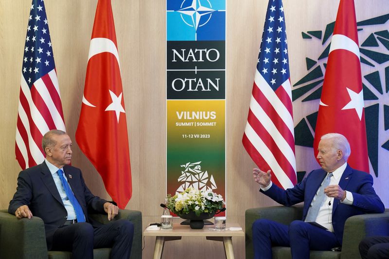&copy; Reuters. الرئيس التركي رجب طيب أردوغان خلال اجتماع مع الرئيس الأمريكي جو بايدن خلال قمة في فيلنيوس يوم الثلاثاء. تصوير: كيفين لامارك - رويترز.