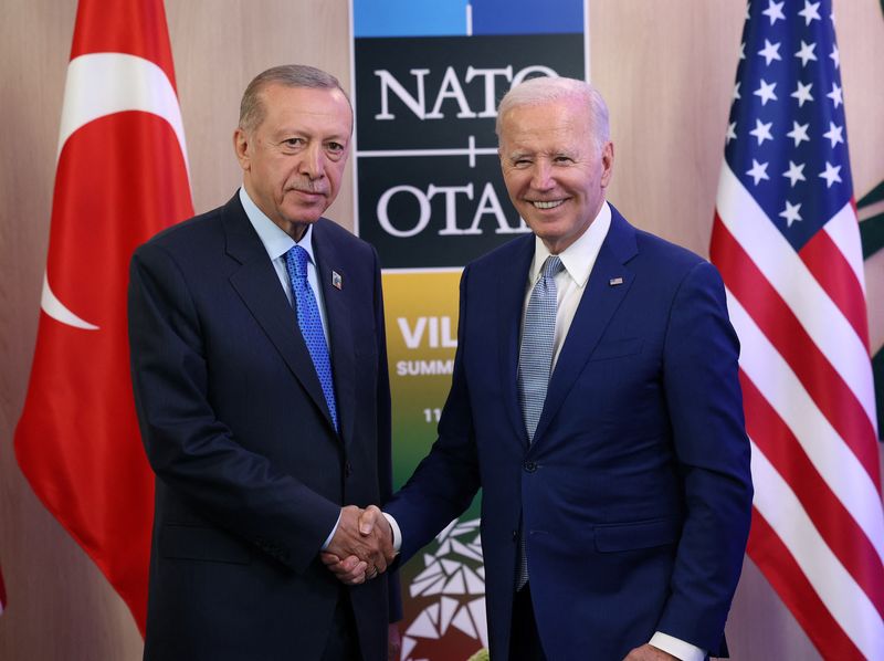 &copy; Reuters. الرئيس الأمريكي جو بايدن يصافح نظيره التركي رجب طيب أردوغان خلال قمة حلف شمال الأطلسي في 
فيلنيوس يوم الثلاثاء. صورة لرويترز من المكتب الصحف