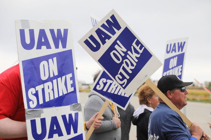 &copy; Reuters. FILE PHOTO: Striking members of the United Auto Workers (UAW) picket at the Deere & Co farm equipment plant before a visit by U.S. Agriculture Secretary Tom Vilsack in Ankeny, Iowa, U.S. October 20, 2021.   REUTERS/Scott Morgan/File Photo