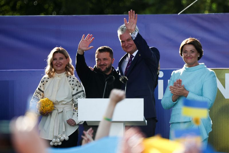 &copy; Reuters. Presidentes ucraniano, Volodymyr Zelenskiy, e lituano, Gitanas Nauseda, e suas esposas participam de cerimônia durante a qual uma bandeira ucraniana da linha de frente da guerra com a Rússia é entregue por ativistas, à margem de uma cúpula de lídere