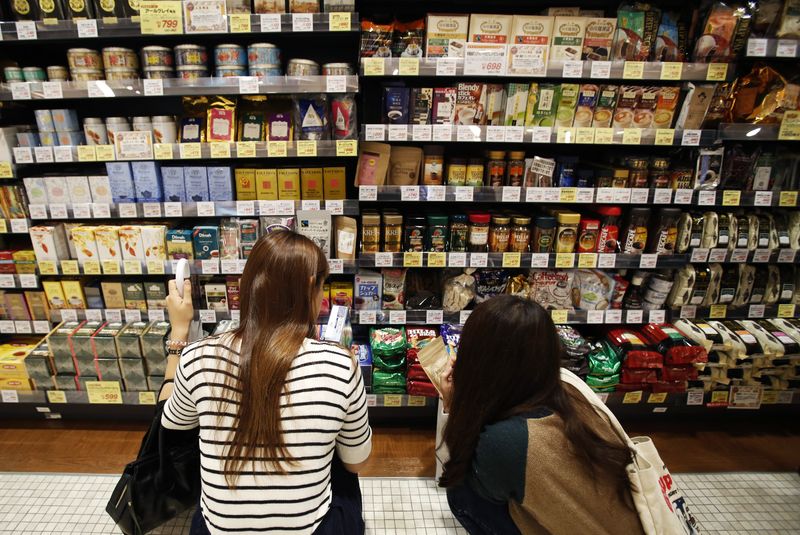 &copy; Reuters. Shoppers look at packs of sugars at a luxury food store in Tokyo September 25, 2014 REUTERS/Yuya Shino/File Photo