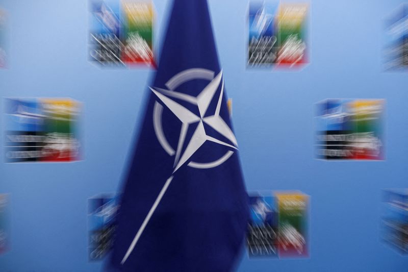 &copy; Reuters. Un drapeau de l'OTAN se dresse le jour du sommet des dirigeants de l'OTAN à Vilnius, en Lituanie. Photo prise le 11 juillet 2023/REUTERS/Kacper Pempel/