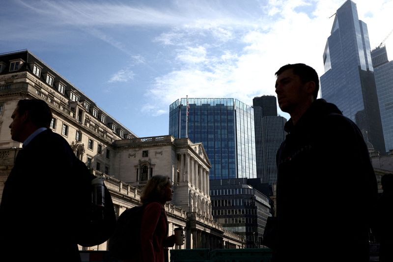 &copy; Reuters. FILE PHOTO: People walk outside the Bank of England in the City of London financial district in London, Britain May 11, 2023. REUTERS/Henry Nicholls//File Photo