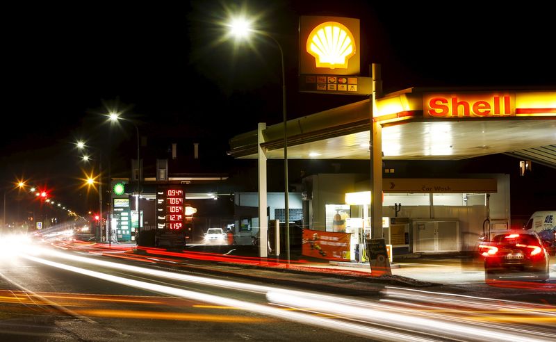 &copy; Reuters. FILE PHOTO: A BP and a Shell oil and gas station is pictured in Hall in Tirol, Austria, February 2, 2016. REUTERS/Dominic Ebenbichler