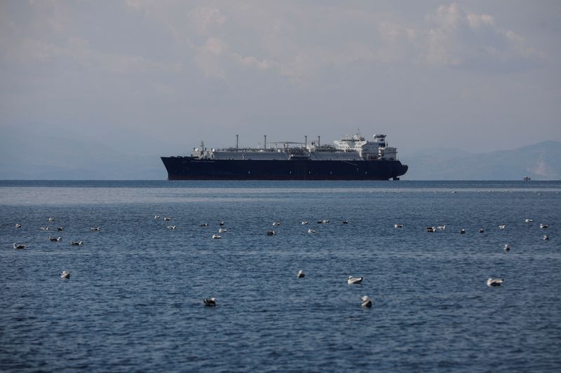 © Reuters. FILE PHOTO: The Bermuda-flagged LNG tanker Methane Lydon Volney, is seen offshore of the islet of Revithoussa, Greece, September 21, 2022. REUTERS/Costas Baltas/File Photo