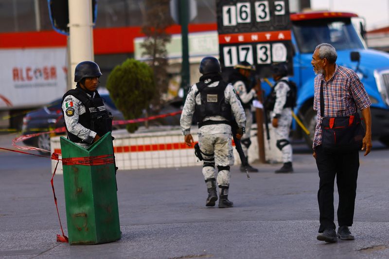 &copy; Reuters. أفراد من الحرس الوطني المكسيكي ينتشرون في موقع جريمة نفذها ثلاثة مهاجمين مجهولين في مدينة سيوداد خواريز بالمكسيك في العاشر من يوليو تموز 2023