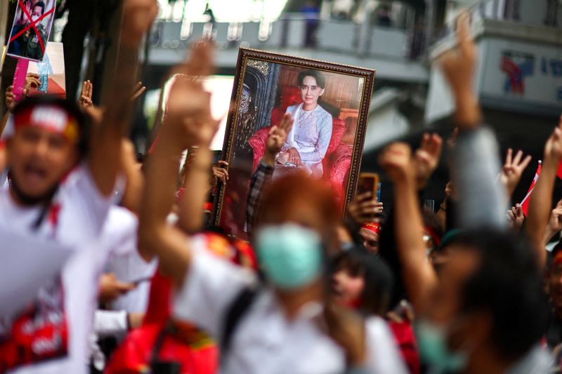 &copy; Reuters. 　７月１２日、タイのドーン外相はミャンマーで収監中の民主化指導者アウンサンスーチー氏と面会したと明らかにした。写真はスーチー氏の写真を掲げ、抗議する人々。２月、バンコクで