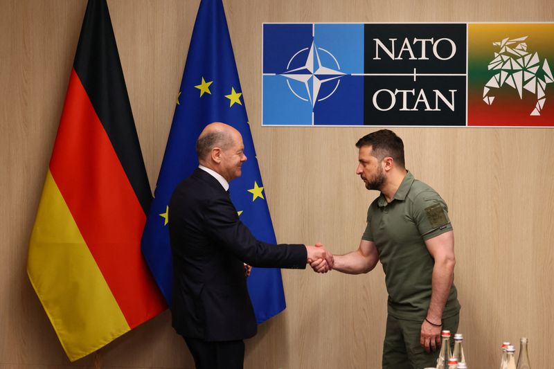 © Reuters. Ukraine's President Volodymyr Zelenskiy and German Chancellor Olaf Scholz meet during a NATO leaders summit in Vilnius, Lithuania July 12, 2023. REUTERS/Yves Herman