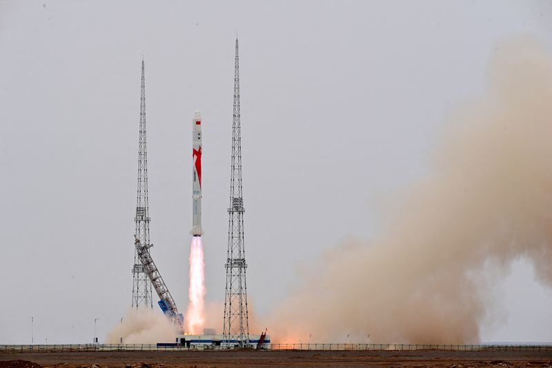 &copy; Reuters. ناقل الصاروخ زوك-2 من إنتاج شركة لاند سبيس الصينية ينطلق من مركز جيوتشيوان لإطلاق الأقمار الصناعية بالصين يوم الأربعاء. تصوير: رويترز. يحظر ا