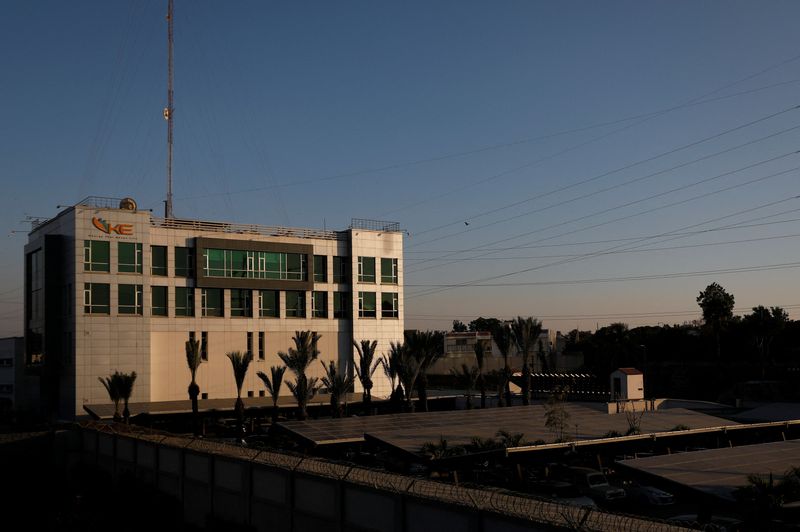 &copy; Reuters. FILE PHOTO: A view of the K-Electric head office, with solar panels at the parking area, in Karachi, Pakistan, January 24, 2023. REUTERS/Akhtar Soomro
