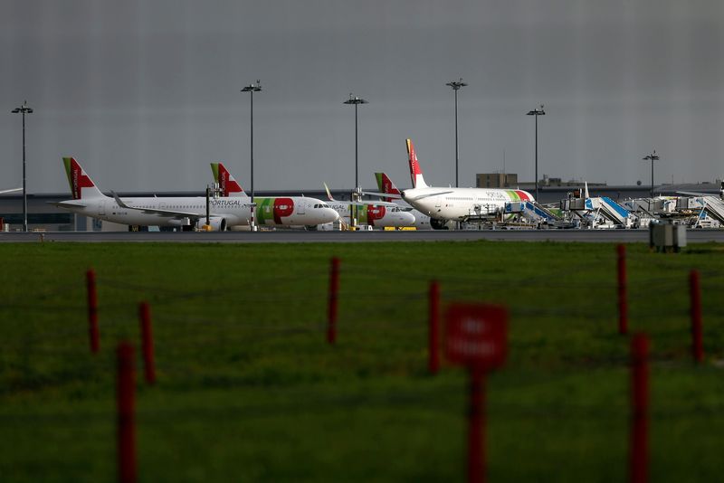 &copy; Reuters. FILE PHOTO: TAP Air Portugal planes are seen at Lisbon's airport, Portugal, December 11, 2020. REUTERS/Pedro Nunes