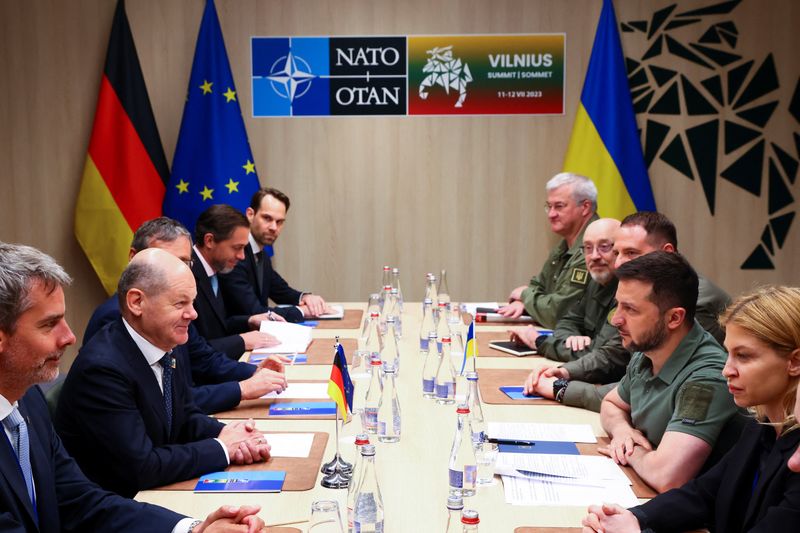 Los aliados de la OTAN ofrecen garantías de seguridad a Ucrania mientras Biden apunta a 