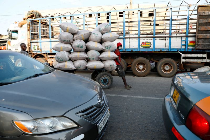 © Reuters. FILE PHOTO: A man wearing a face mask pushes a cart loaded with goods at the Nima market as Ghana lifts  partial lockdown amid the spread of the coronavirus disease (COVID-19) in Accra, Ghana April 20, 2020. Picture taken April 20, 2020. REUTERS/Francis Kokoroko