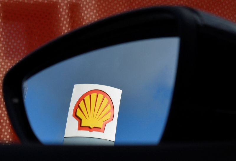 &copy; Reuters. FILE PHOTO: A Shell logo is seen reflected in a car side mirror at a petrol station in west London, January 29, 2015.REUTERS/Toby Melville/File Photo
