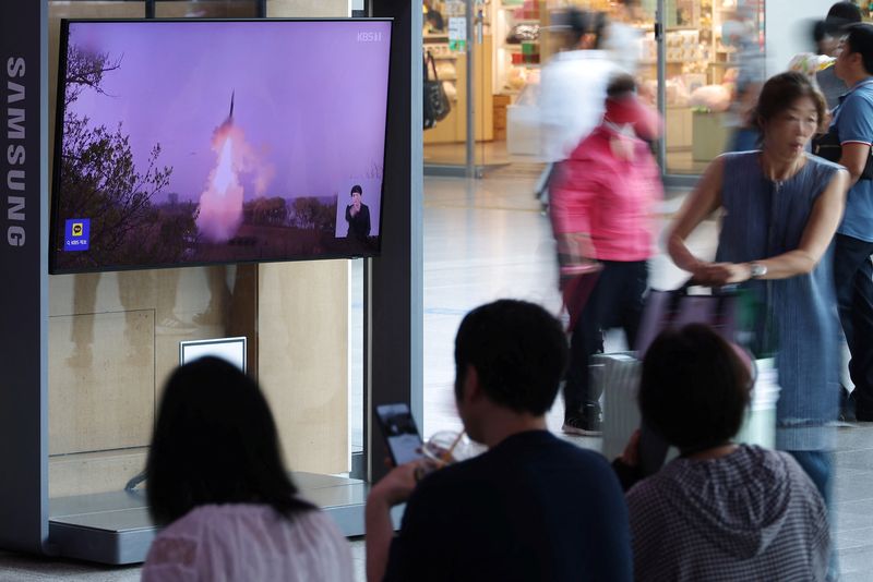 &copy; Reuters. TV transmite notícia sobre míssil norte-coreano em Seul
 12/7/2023    REUTERS/Kim Hong-Ji